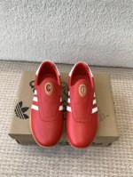 Adidas 阿迪达斯 25Ss春夏新款 一脚蹬 平底 跆拳道鞋 休闲鞋 简直就是球鞋界的“流量收割机”！ 搭配阿迪达斯三条纹元素，这种配色真的爱了！！！ 以舒