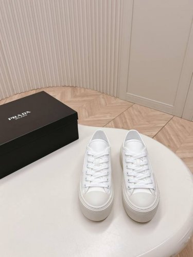 Prada 普拉达 24Ss秋冬厚底球鞋 帆布鞋 科技帆布最新黑科技 相隔几年prada又给我们带来好看的饼干鞋了 时髦精绝对不能错过的必入款 没有任何繁杂装饰