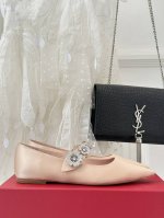 厂价 Roger Vivier｜Rv经典 尖头水钻玛丽珍高跟鞋 原版定制鞋楦 版型超正 超显气质 真是越看越上头那种 什么神仙鞋也太美了吧！ 完全仙女下凡闪闪亮