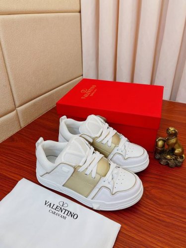实价： Valentino 华伦天奴小白鞋原版复刻货来袭超多网红明星上脚图正品香港5500港币购回各个部位都是正品开模、拒绝看图做货鞋面采用头层大粒纹牛皮内里水