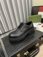 出厂价： Gucci古奇 正装男士皮鞋新款来袭～原版质量鞋面采用意大利进口漆皮，皮质柔软细腻，舒适柔软头层牛皮里，橡胶耐磨大底，鞋型端庄霸气，奢华魅力无所掩盖！