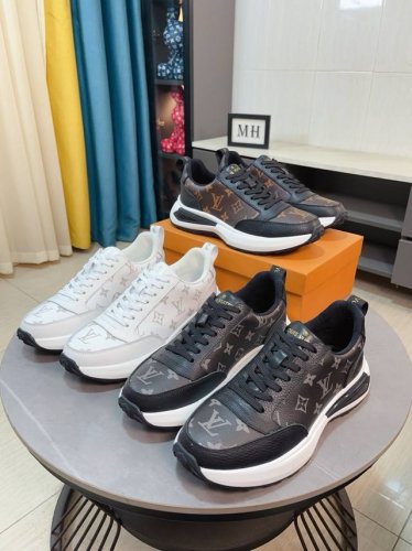 出厂价 Lv路易威登 低帮新款休闲男鞋. 时尚潮男必备，香港专柜新品出炉, 大牌风范，欧美大师强力打造独特款式，上脚舒适，大底超柔软，超耐磨 给人视觉冲击感强