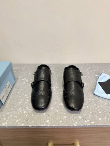 黑色 Prada 普拉达 25ss走秀款 复古 半拖鞋 单鞋爆款走秀款 复古感时髦满满 随意百搭 时尚休闲 独到味道人人都爱也轻松驾驭 每年都会爆.足以征服你，