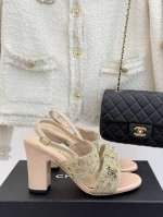 厂价 Chane*｜小香25P春夏新品 双C链条度假风粗跟凉鞋 今年香奶奶推出了全新夏日度假系列 链条元素简直太美 仙女极了 简约的版型融入了链条后 更加精致