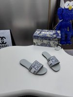 出厂： 新款迪奥miss Dior 系列平底拖鞋，经典上乘美艳力作 Dior专柜最火春夏系列 兼备气质 时尚 经典耐看的设计风格 上脚效果特别美！原版复刻制作！