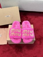 厂价 Miumiu经典秋冬字母毛毛拖鞋 这季节美鞋太多这款毛拖 真的是让我无法自拔真太可爱了～ 毛茸茸的羊毛是选用欧洲进口a级羊毛 我们做到与原版一致满鞋 全部