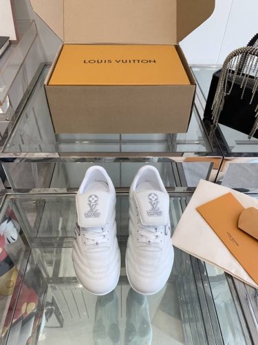 Louis Vuitton路易威登 情侣款运动鞋 足球鞋 休闲 跑鞋原版购入开发 做货 LV Discovery 系带鞋亮相路易威登 以科技网格面料和金属质感合