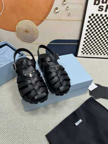 顶级版本 Prada 普拉达 三角标 厚底罗马橡胶凉鞋 这款鞋履标志性的monolith鞋底采用橡胶打造，外观厚重而脚感轻盈，藉由别出心裁的现代元素彰显品牌传统