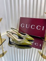 400Gucci 25Ss早春新款 G家钻链条高跟鞋 垂直钻链造型配件为一系列女士鞋款注入摩登新韵。这款后系带高跟凉鞋以闪亮漆皮材质匠心打造，鞋面缀饰亮眼的钻链