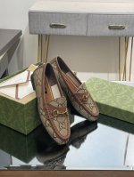 2024秋冬经典款 Gucci 1953马衔扣乐福鞋，采用皮革精心打造。 这款经典造型于20世纪 50 年代面世以来，不断借助新的形式和材质重塑经典学院风范顶级