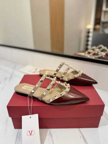 出厂价Pp： Valentino 华伦天奴铆钉 Vt经典平底尖头拖鞋，顶级复刻！侧身弧线完美，原版开模定制不生锈铆钉 特别有质感的五金衬托出满满的高级感，带给您