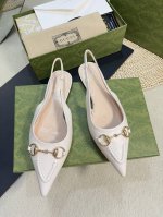 Gucci 24ss春夏新款 G家尖头马衔扣V型系列，经典再现，简约设计高雅品质，鞋面以羊皮双G布材料匠心打造，鞋面缀饰亮眼的经典马衔扣，后带着釆用松紧带设计，