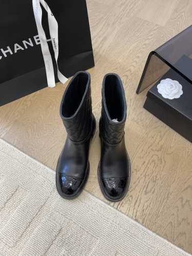 Chanel 小香新品菱格短靴 原版1:1复刻 经典中的经典 无论搭配裤装还是裙装都是完美 小圆头的设计很好的修饰脚型 小仙女们必备！ 鞋面采用进口小牛皮 内里