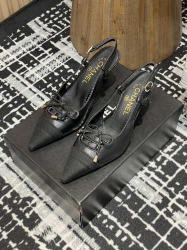 25ss早春新品Chanel小香 Vintage中古 尖头蝴蝶结后空高跟凉鞋尖头设计:优雅显瘦，拉长腿部线条蝴蝶结装饰:甜美可爱，增添女性魅力高跟设计:显高显瘦