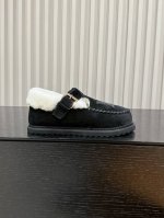 顶级版本： 带飞机盒 Lv Fw New Arrival～秋冬可爱毛毛鞋，勃肯鞋型体，玛丽珍t待设计；把时髦想要的元素融为一体！鞋面用皮条纯手工缝制，彰显手工作