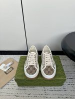 Gucci 24Ss 最新情侣款 1977系列 厚底 老花 帆布鞋 休闲 运动鞋 标识由始于 30年代的早期 钻石萎格纹演化而来，于20世纪70年代首次开始使用