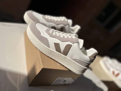 沙色 V 经典爆款小白鞋， Veja 法国小众品牌！ 韩国欧尼，欧巴太多明星穿了，这样一款带有文艺气息的小白鞋，真心适合这个季节穿！ 码数 35 36 37 3