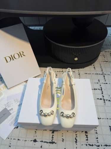 dior | 迪奥 25 2025早春新品 顶级版本 专柜主打新款Dior Paris 珍珠扣粗跟后空凉鞋硬货上新 bs代购级别！高级感十足！国内外博主刷爆的一