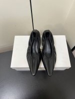 The Row 2025春夏新款简易猫跟尖头单鞋 这款极简风格高跟凉鞋甄选优质皮革制成，简洁优雅、长裙伴侣、可盐可甜！ 出色的皮料质感和楦型工艺 ，穿上脚就能体