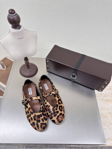 铆钉系列 手工皮盒包装 横带系列 alaia 交叉带 来自巴黎 一见倾心 豹纹马毛材质 P390 阿莱娅还有另外性感的一面 配上不同款式，不同风格都能轻松驾驭，