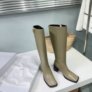 高品质出厂 ！小众潮牌the Row24Ss秋冬新款粗跟方头骑士靴高靴！在打造高级感这点从来就没输过一双简约干练、低调时髦的靴子没有鲜艳的色彩和繁杂的设计，仅凭