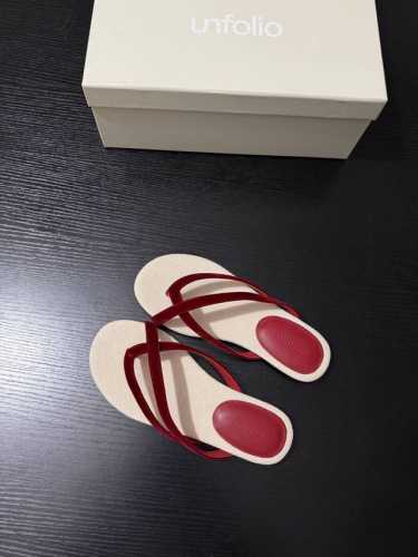 p： Unfolio 夹趾拖鞋 简约而不简单 交叉带设计 勾勒随性线条 无论是热情酒红 质朴棕褐 还是经典酷黑 都以独特质感彰显休闲态度 一脚蹬入夏日时髦氛围