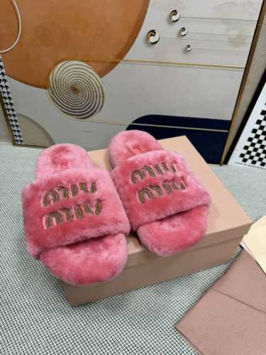 顶级版本 Miu Miu 最新平底拖鞋 今年夏天为你们多准备几双必备拖鞋，老顾客都反应对这款需求很大！ 专门订制的一批为miumiu后续新款做准备的高级羊皮，褶