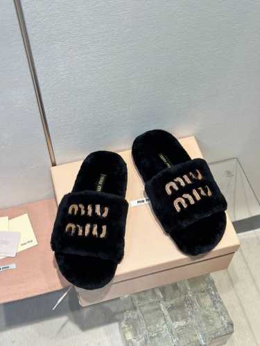 Miu Miu 24Ss新款刺绣羊毛拖鞋 欧洲进口a级羊毛 与原版一致满鞋全部采用纯羊毛 鞋面和垫脚logo采用混种羊皮 大底与原版一样的tpu材质底片耐磨防滑