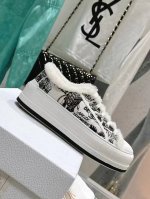 Dior迪奥刺绣厚底毛里休闲鞋 毛鞋 ' 迪奥老花刺绣 羊毛厚底帆布鞋 休闲运动鞋 这款 Walk'n'Dior 厚底运动鞋是一款时尚单品，提升该系列的格调。O
