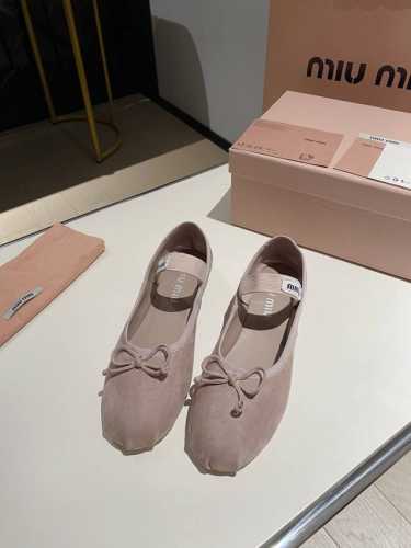 出厂价羊猄350。Miu Miu芭蕾舞平底单鞋 2024春夏 全新超美芭蕾鞋原版一比一开发 时尚淑女气质脚背弹力象劲上脚非常方便 鞋面:进口灯芯绒 垫脚/内里: