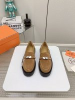 出厂440（高版本） 爱马*仕/H家今年秋冬新出的新款乐福鞋简直是太完美了，怕磨脚的亲大胆入，逛街妥妥的不需要创可贴。还更新了鞋底的工艺，以后才瓷砖地毯都不怕滑