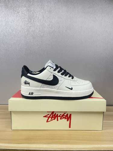 现货联名定制海外版本 Air Force 于1982年推出，由nike公司的传奇设计师bruce Kilgore设计，他摒弃了老1日的帆布鞋风格，突破性的使用内