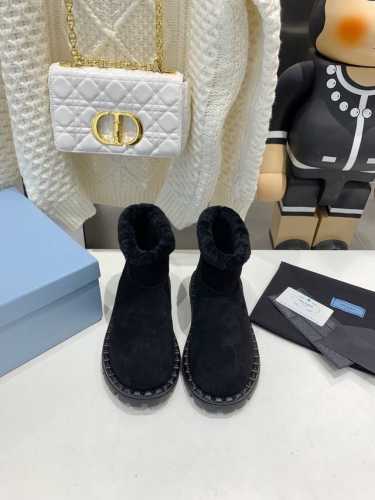 代购级 普拉达prada 王炸款 雪地靴 滑雪靴 好看可爱到爆炸 →_→来自 Prada限定系列，别具一格。皮毛一体的面料 打造理想的柔软度 短筒版型，在都市或