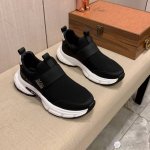 新款: 厂价: Boss* 最新爆款休闲鞋，顶端品牌奢侈～代购，顶级～质量。鞋面選用进口透气牛皮搭配材质透气羊皮垫脚 精细做工。原版个性时尚柔软橡膠耐磨防滑大底