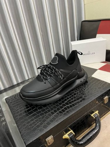 出厂价： Moncler 蒙口男士系带休闲运动鞋，具有舒适防滑性能，采用一体成型进口飞织科技面料制成，兼备创新、功能性与图形细节于一体，诠释潮流时尚。大底采用t