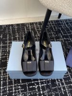 代购级 Prada 普拉达 25Ss早春新款 经典圆头玛丽珍 单鞋 蛮复古暗黑系的一款玛丽珍 颜值和舒适度这块都把我吃的死死的！ 可盐可甜的娃娃头设计 透着满满