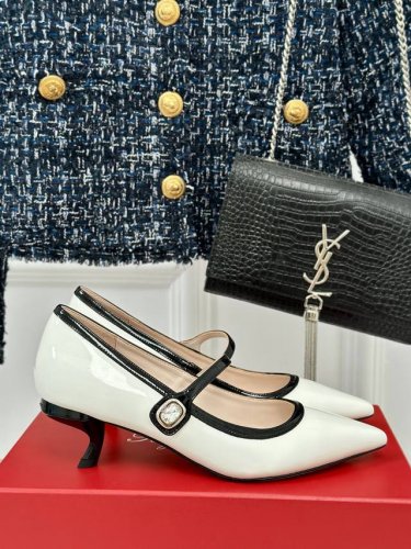 出厂价 元 Roger Vivier Rv尖头爱心玛 丽珍凉鞋单鞋系列 真正值得珍藏的一款美鞋 会让你的夏日穿搭气质翻倍哦～ 鞋面采用进口小牛漆皮 内里垫脚混种