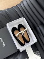 Chanel 24A走秀款玛丽珍单鞋 简约又不失甜美俏皮！ 纯色面料清爽易搭，搭配扣子更加跟脚。 内里羊皮 真皮大底 Size:35-40