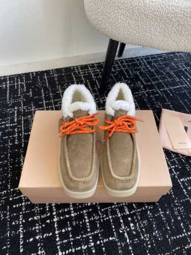 代购级 Miumiu 24Ss 秋冬走秀款 厚底 系带 羊毛 方头乐福鞋 经常出现在各大时装杂志封面 各路明星、小红书博主都有钟爱 搭配五金logo更显优雅，上