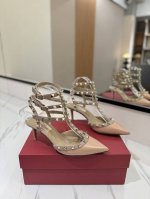 出厂价： Valentino 华伦天奴铆钉 VT经典环绕踝脚带铆钉凉鞋，历久弥新深入人心永不过时的必备单品顶级复刻！侧身弧线完美，原版开模定制不生锈铆钉 特别有