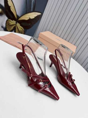 工厂 新款新品 MIU MIU 全新超美装饰搭配,时尚淑女气质十足 双色拼接 又不乏美艳色彩,外侧附带弹力象巾 上脚非常方便意大利引进的原版楦头是最新楦、出来形