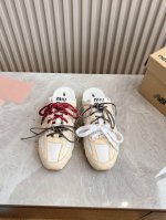 出厂 顶级版本 Miumiu缪缪小白鞋脏脏鞋饼干底2025春夏新款英伦风系带乐福鞋Miumiu秀场适当独一无二的擦色工艺工艺来自Miu Miu系列的细节特写 新