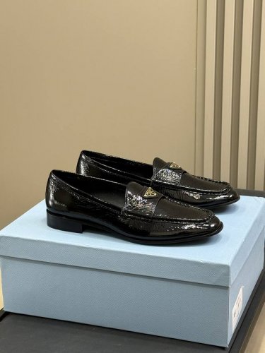 顶级品质 Prada Ss25 New Arrival～ P家25春夏乐福鞋新品 皱漆皮 营造出随性松弛的氛围感，鞋型也是松弛中略带正式的直线条感，点缀三角标，