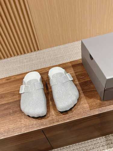 巴黎世家情侣五指博肯拖鞋 潮人早春必须拥有的单品，主打产品通过勃肯鞋改良，沉浸式的将脚掌印记 大胆的设计融入到设计当中，把个性潮流魅力带向社会美学新高度 穿一双