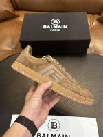 实价 BALMAIN巴尔曼B-Skate运动鞋 B-Skate 多材质拼接撞色运动鞋 ，鞋面饰有黑色鞋带，皮革拼接鞋舌点缀 Balmain 徽标， TPU 鞋底