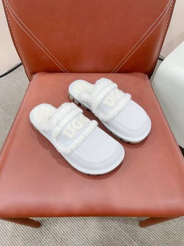 Ugg~24Vs秋冬爆款松糕厚底休闲毛鞋系列 松糕厚底毛鞋 一款不会撞衫的鞋子、简约的隔板设计上斑点的大底、鞋面真丝卷毛、秋冬季必备款、无论什么裤子裙子都能驾驭
