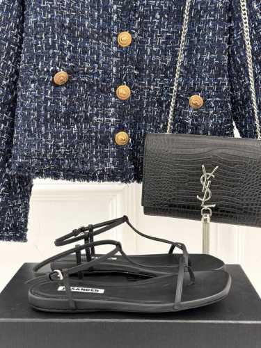 厂价310 橡胶底290 jil Sander 25Ss春夏新品 平底夹脚凉鞋 依旧延续独有极简风格 时髦十足 怎么搭都是好看 面料采用定制皮料 内里垫脚水晶羊