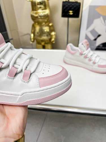 冲量价 Miumiu 缪缪miumiu 新款 各大品牌中脱颖而出的四季鞋，今年火爆款小白鞋 复古做旧时尚 简约高级 随意搭配 上脚非常舒适，年度必入款！原版一比