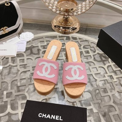 Chane L Ss24 New Arrival～ 小香经典坡跟厚底 拖鞋经典色 正品比对图组，大货开箱视频！ 面料：原版开模布料 内里小羊皮！ 鞋型、材质、工