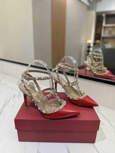 出厂价Pp： Valentino 华伦天奴铆钉 Vt经典环绕踝脚带铆钉凉鞋，历久弥新深入人心永不过时的必备单品顶级复刻！侧身弧线完美，原版开模定制不生锈铆钉 特